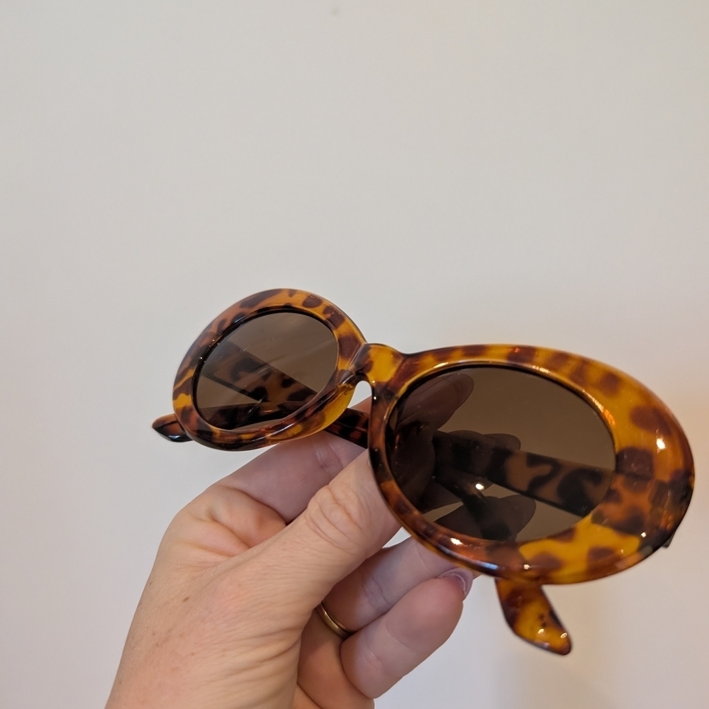 Retro Tortoise Shell Oval Sunglasses - Picture 4 of 8